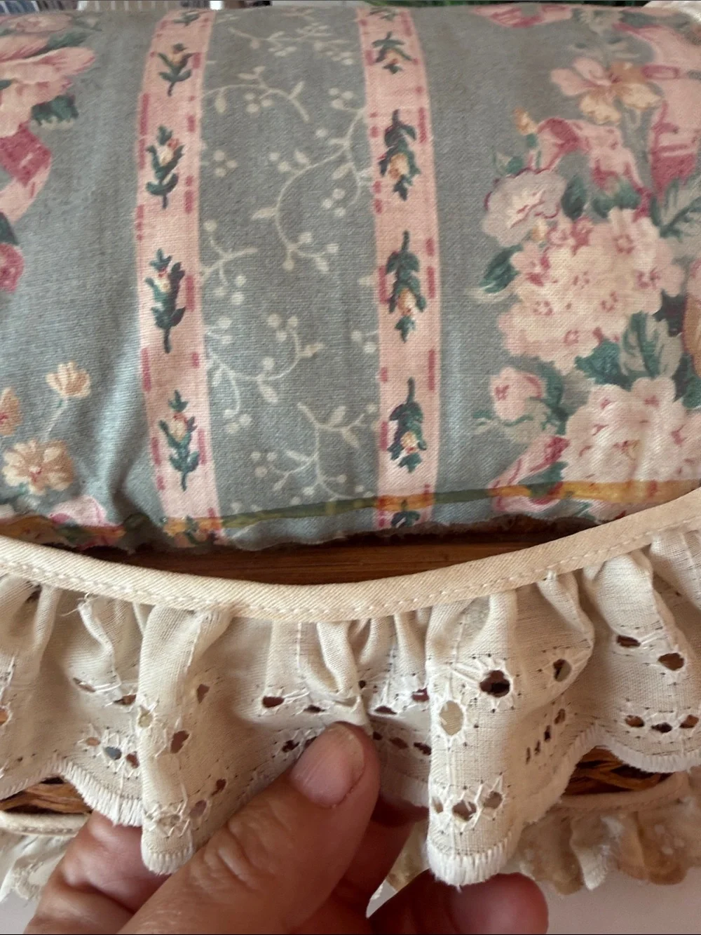 Vintage-Style Wicker Storage music Basket with Pink Floral Fabric and Lace